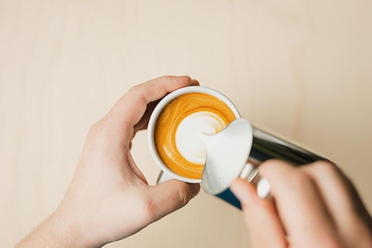 라떼아트 따르는 방법 - 하트