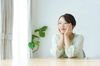 창밖을 바라보는 여성