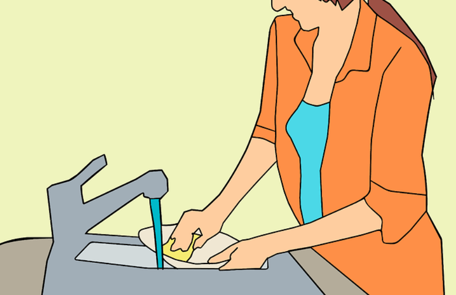 손바닥 껍질이 벗겨지는 이유가 되는 세제를 사용하여 설거지를 하고 있는 주부