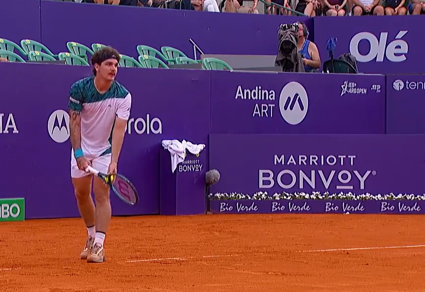 티아고 세이보스가 서브 준비를 하고 있는 모습