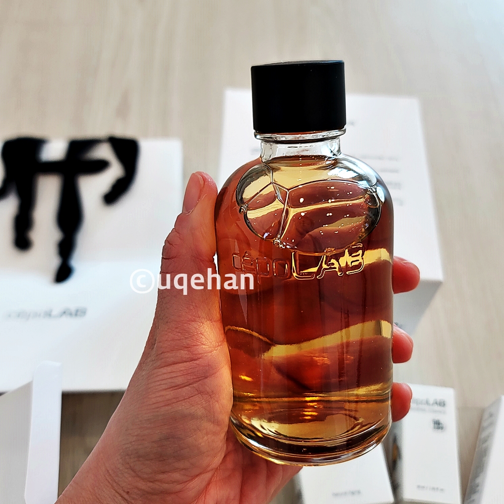 손으로 세포랩 바이오제닉 에센스 내품을 들고 있다.