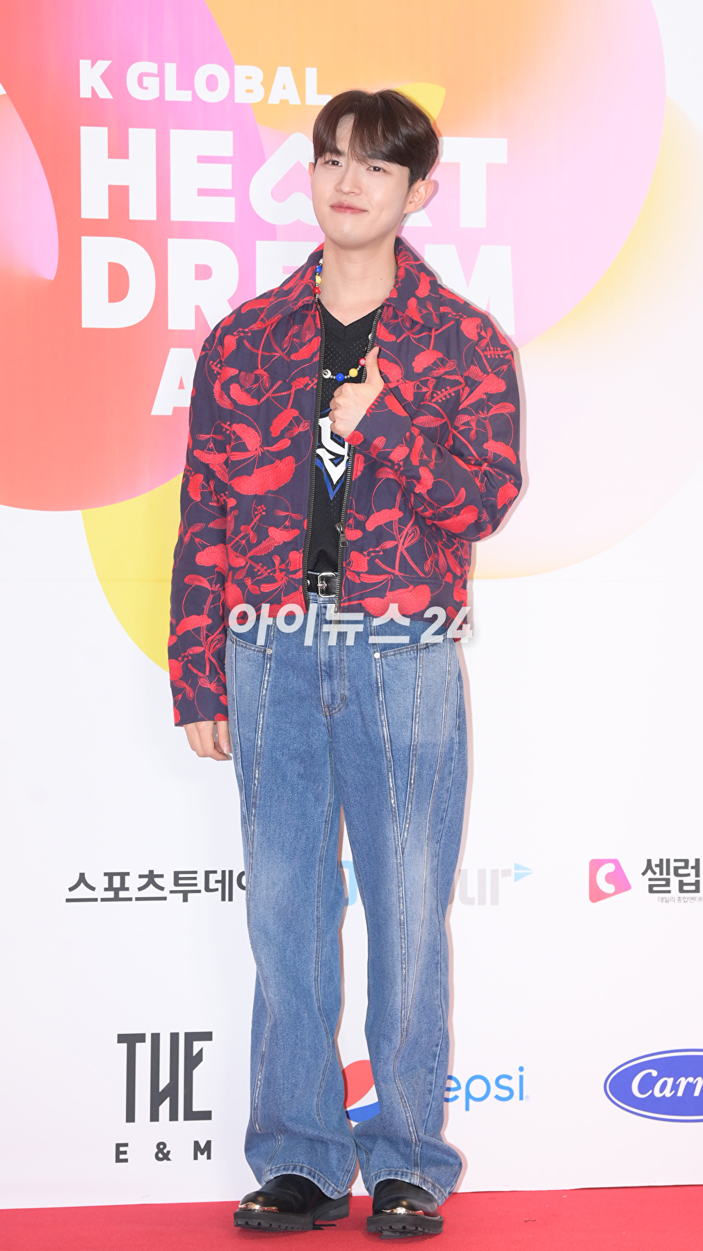 가수 김재환이 10일 오후 서울 송파구 올림픽공원 케이스포돔(KSPO DOME)에서 열린 &#39;2023 K글로벌 하트 드림 어워즈&#39; 레드카펫 행사에 참석하고 있다. [사진=정소희 기자]
