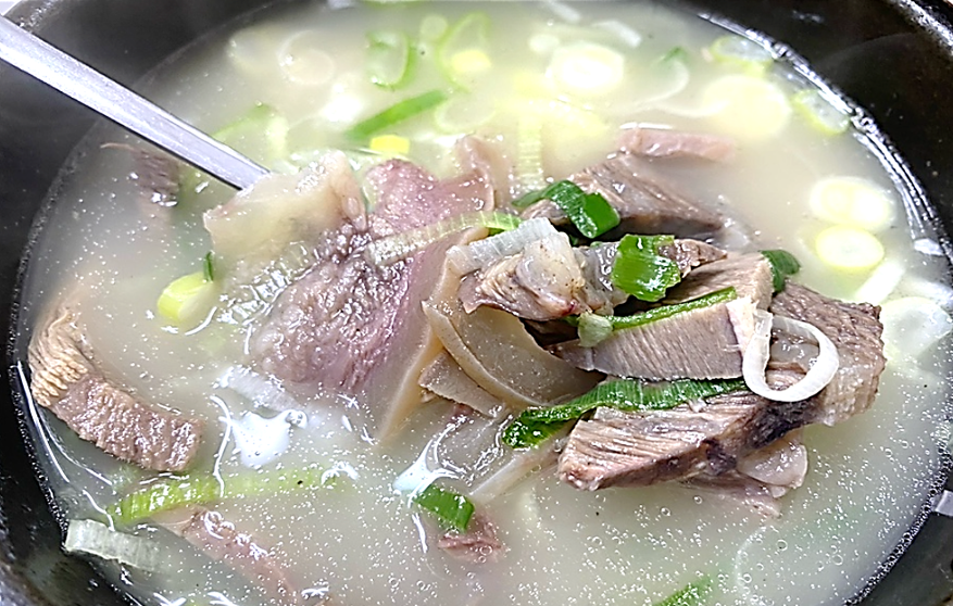 강릉 가마솥국밥집의 소머리국밥 속 푸짐한 고기들