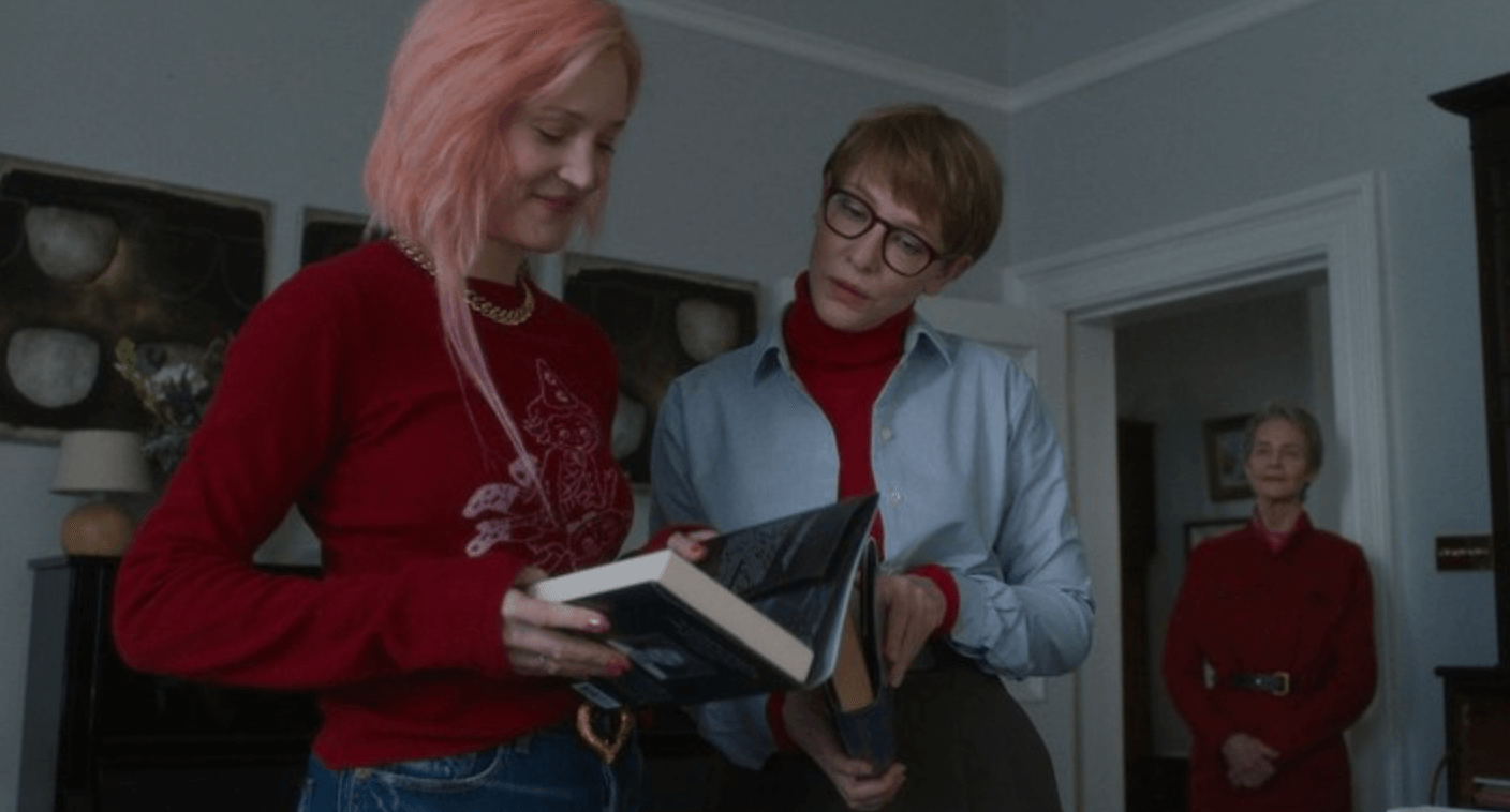 영화 마더 속 엄마의 소설책을 읽어보는 두 자매의 모습