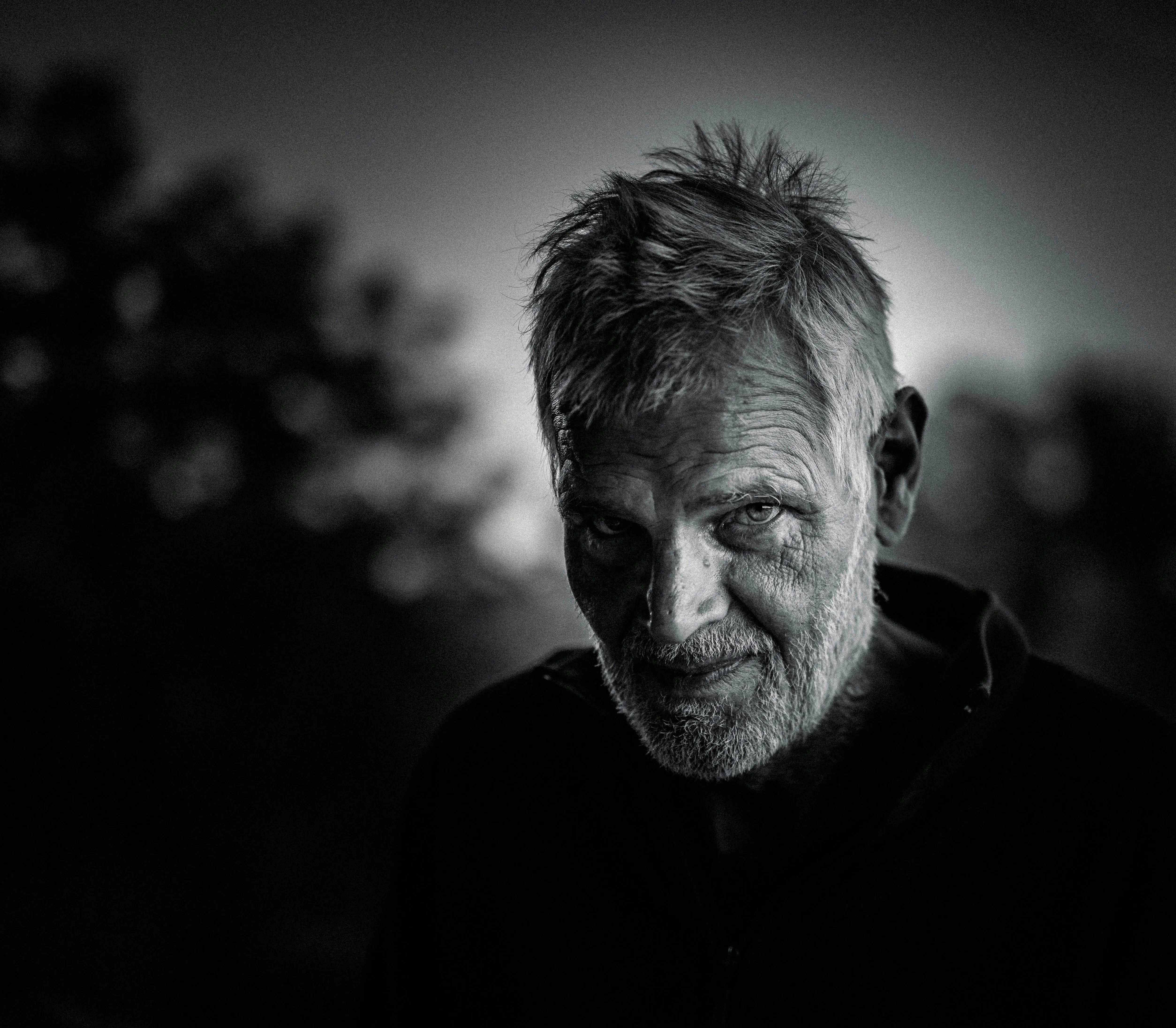 자격이 조금 모잘라서 불만스러운 한 남성의 노인