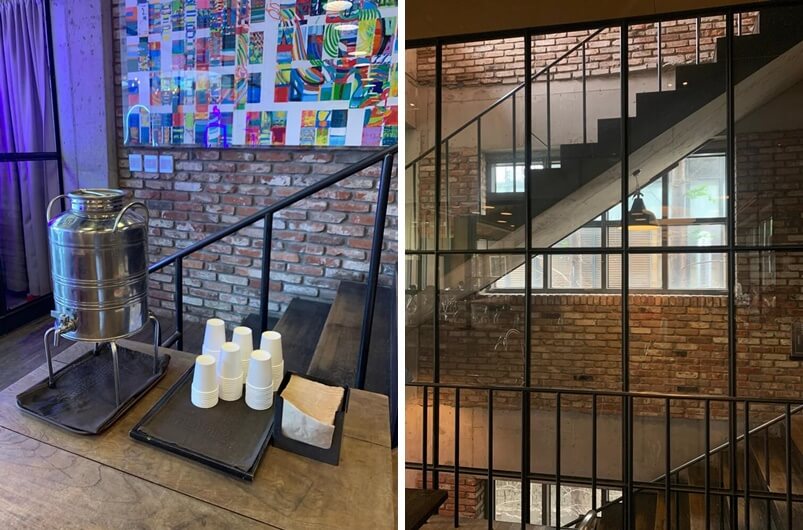 계단 근처에 있는 물과 종이컵