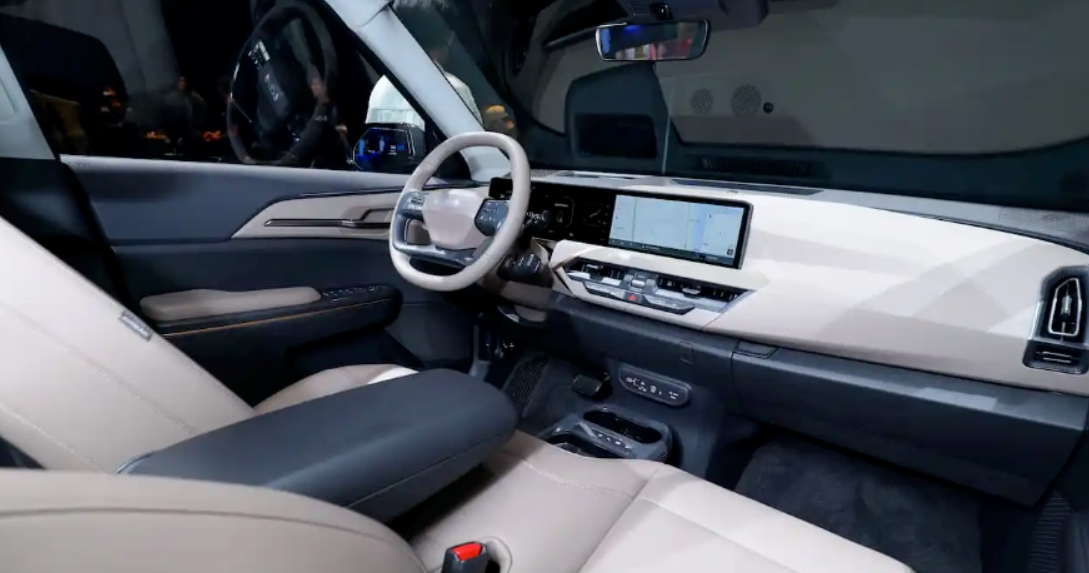 기아 EV5 실내 인테리어 디스플래이와 암레스트