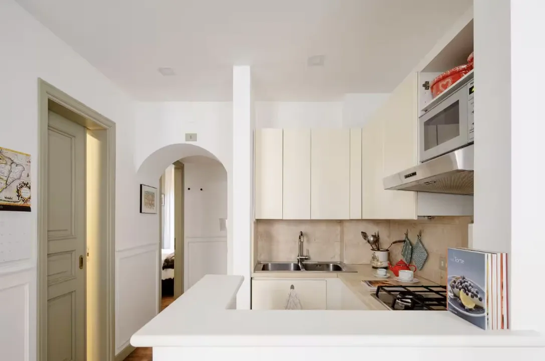 이탈리아-로마-에어비앤비-콜로세움-앞-큐도무스아파트-부엌-복도