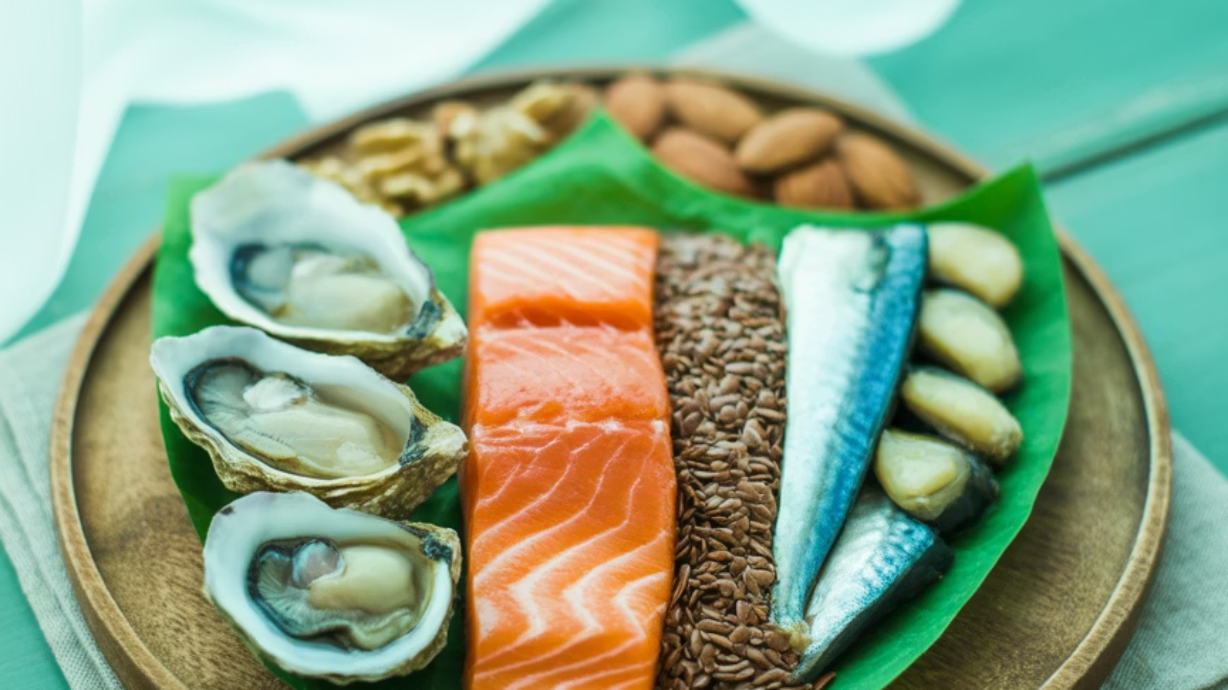 아연이 풍부한 굴, 견과류와 오메가-3가 많은 등푸른생선이 면역 방패 역할을 하는 모습