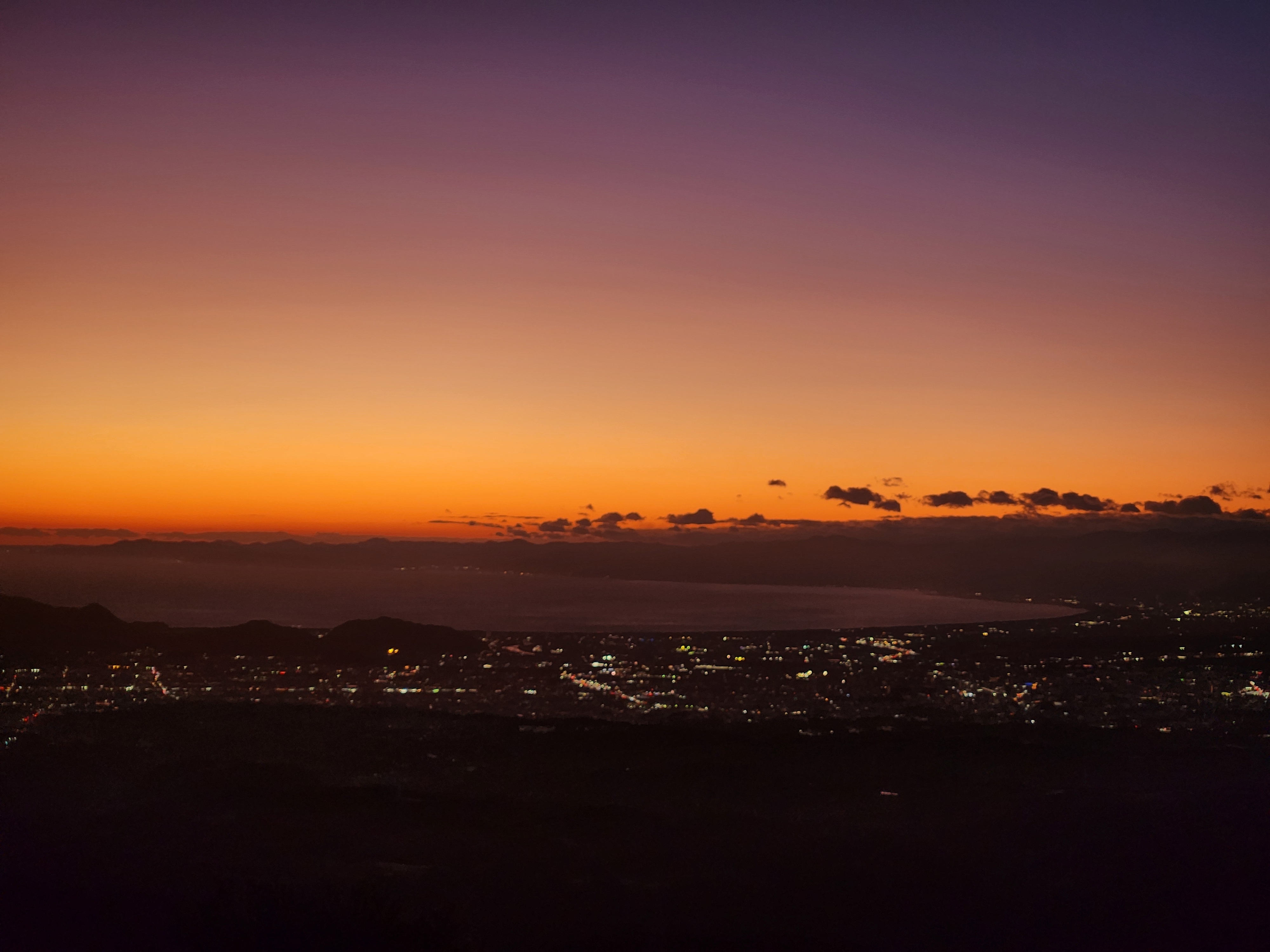 어둑해진 하늘과 후지산 실루엣, 도시 불빛과 어울린 장면