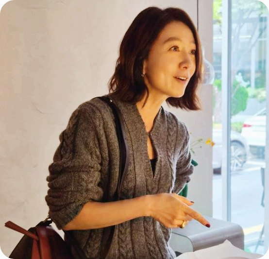 58세 김희애, 단발머리가 전한 새로운 이미지 [사진 : OSEN]