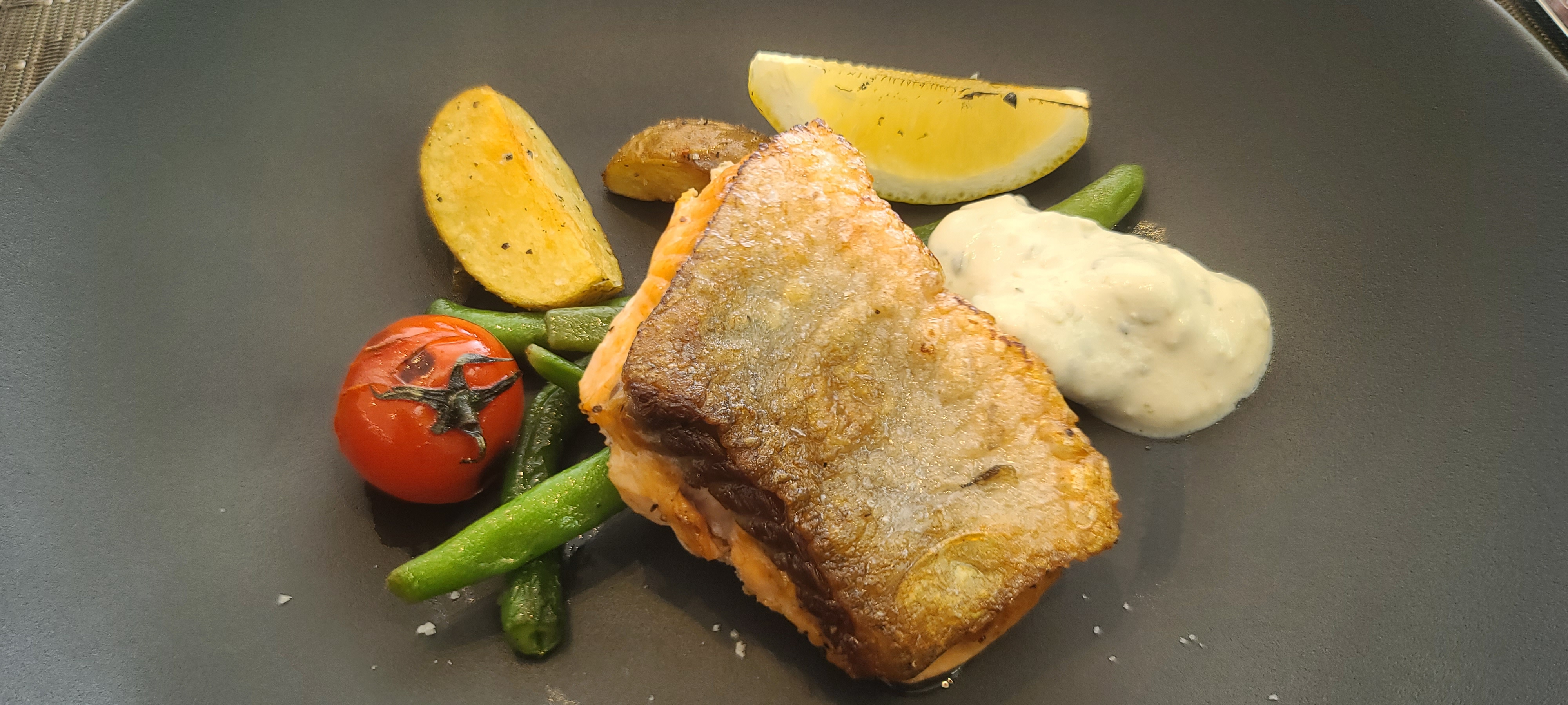 코스요리 강동구맛집 더화이트 세스코 프랑스요리 고급레스토랑 연어스테이크 시즈널가니쉬 더화이트크림소스