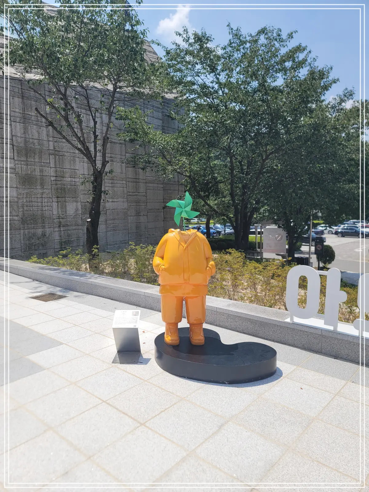 바람개비-얼굴-조각상