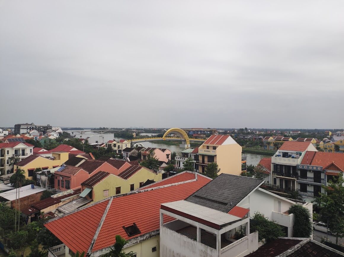 호이안의 빨간 지붕과 다리 전망