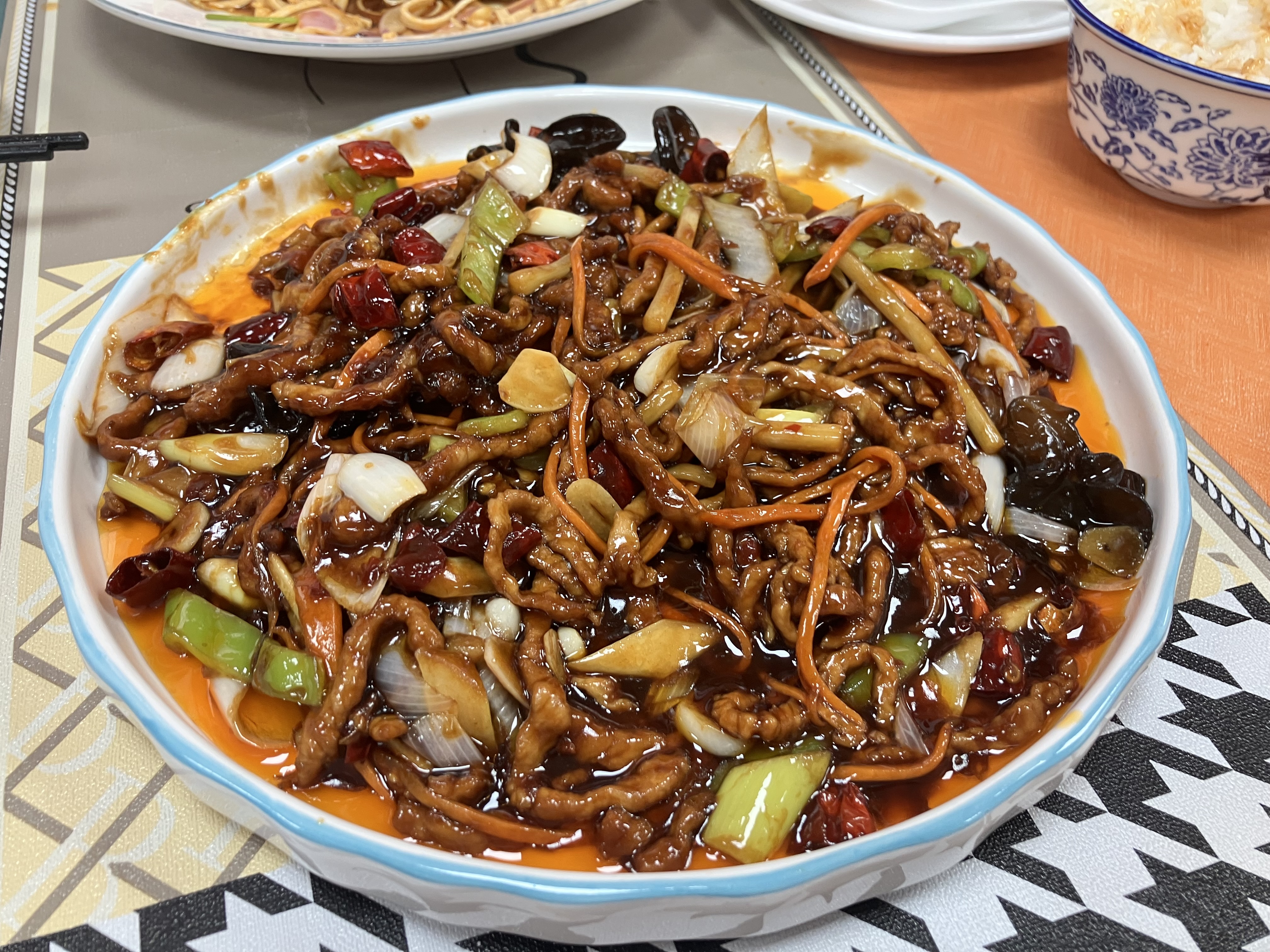 고기와 야채들 볶은 것