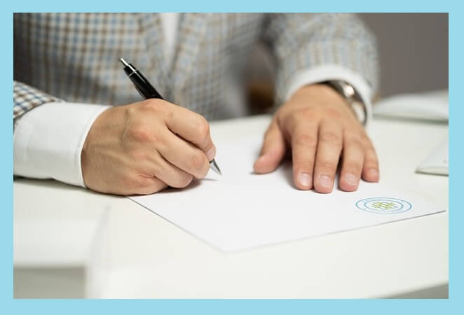 서류-작성하는-모습