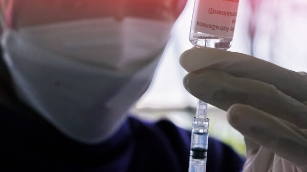 예방접종-하는-간호사