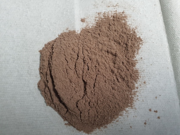 바닥에-올려진-가루