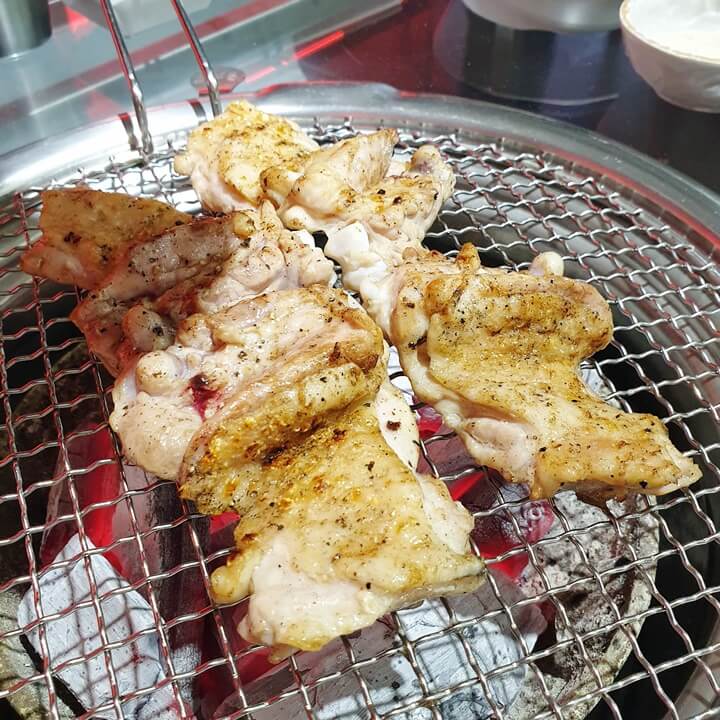 은화계-소금닭구이가-숯불-불판에-올라왔다-닭은-한번-초벌한-상태