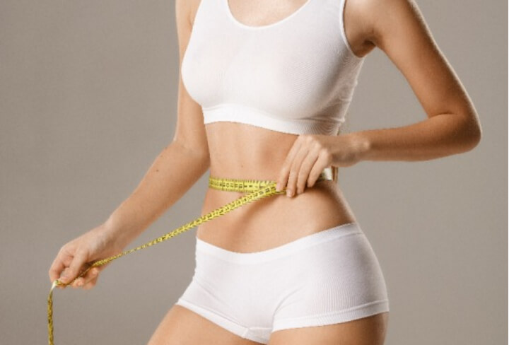 허리둘레-재는-날씬한-여성