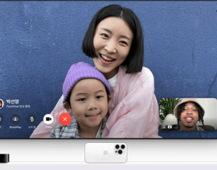 Tv 화면안 여자와 아이 화면 우측 하단 작은 남자 이미지