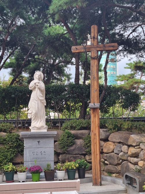 울산 복산성당 성모동산 성모상, 십자가 사진