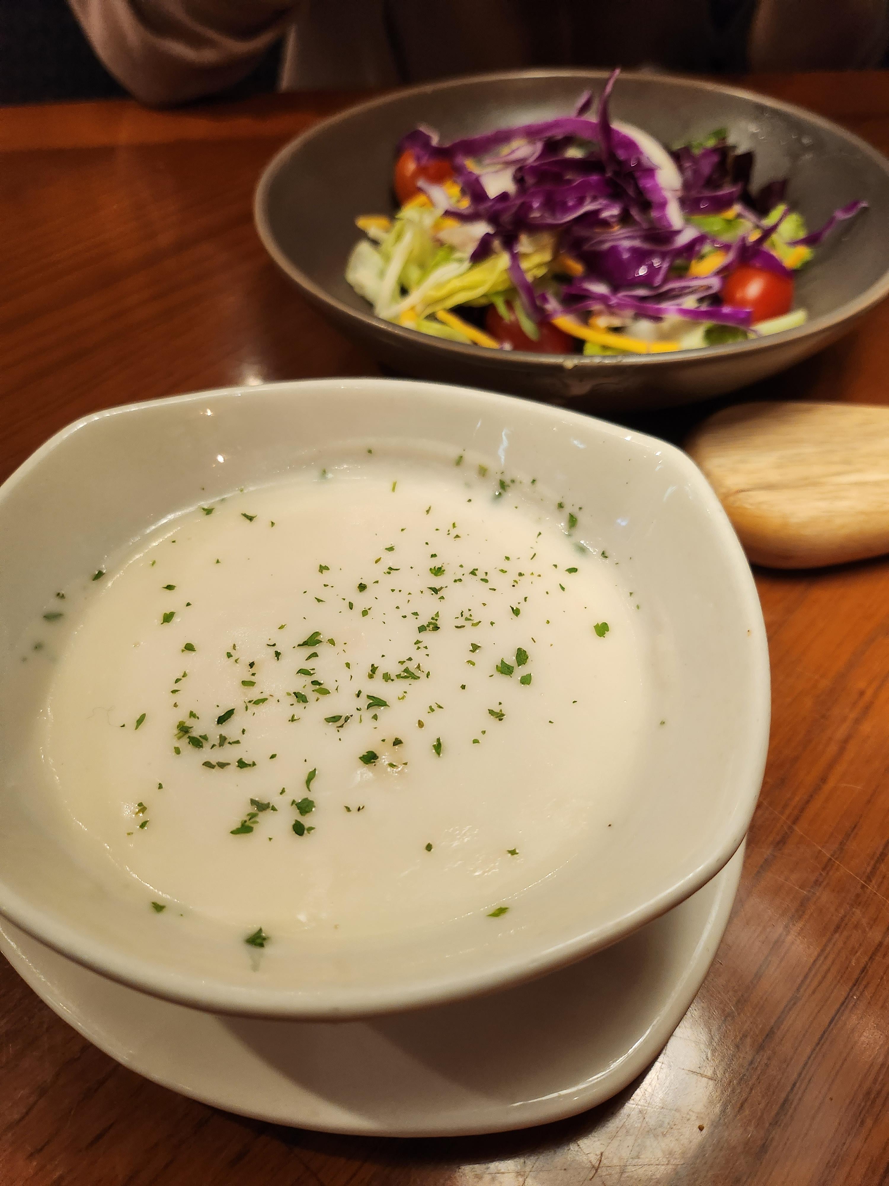 아웃백 양송이스프와 스프를 변경해서 받은 가든샐러드