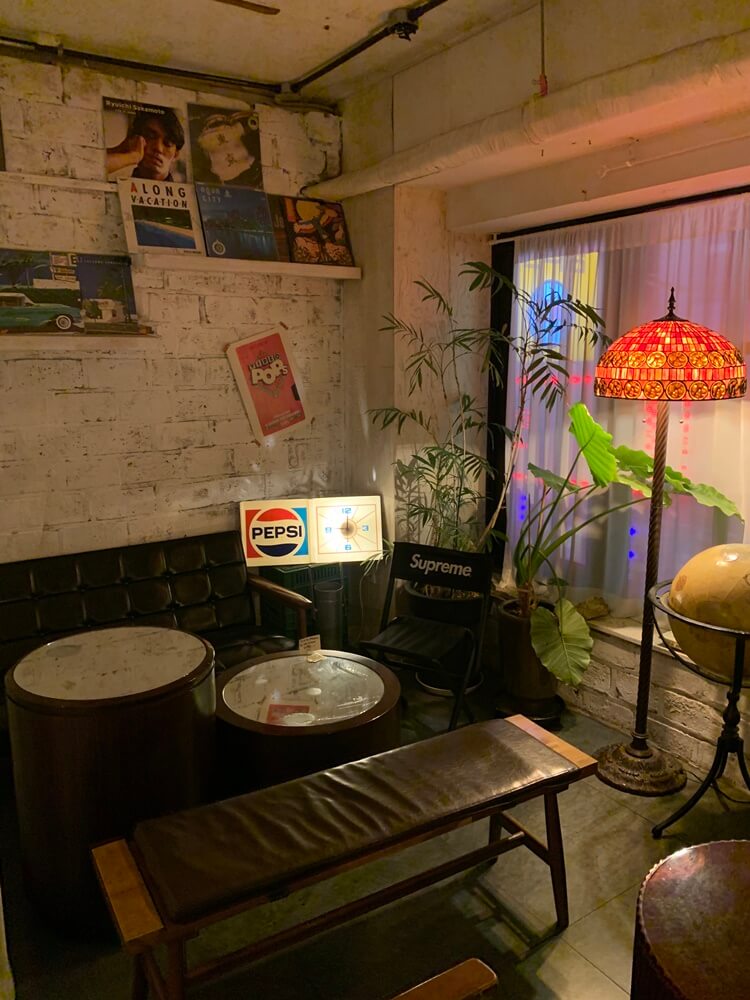 안쪽 소파 및 수프림 캠핑의자로 꾸며 놓은 공간