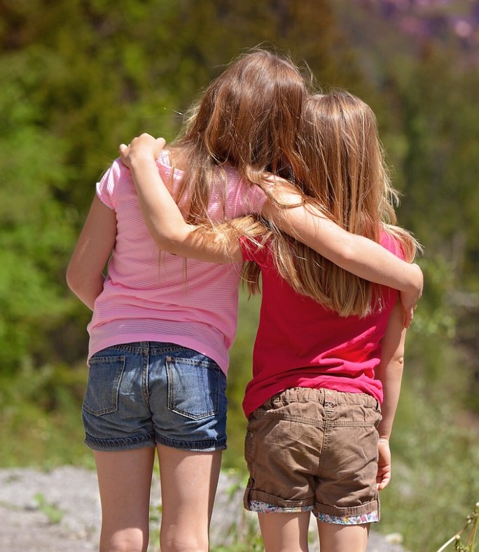 친구와 시이좋게 지내는 아이의 모습