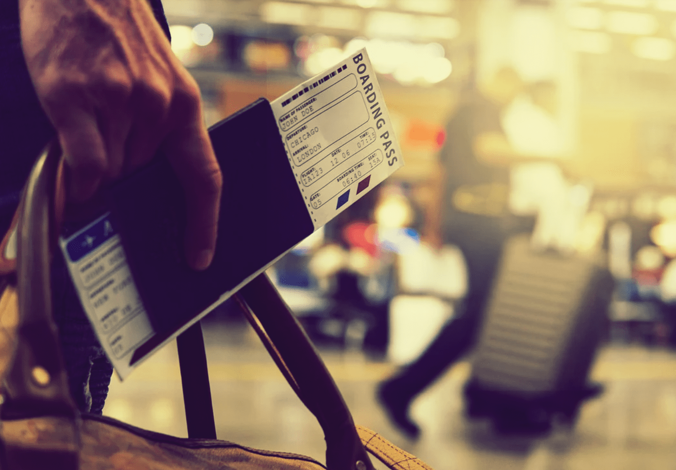 여권을-들고있는-손