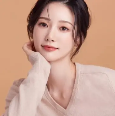 환승연애3-
갈색배경 살색 긴팔 V자형 니트를 입고 머리를 하나로 묶은채 오른손으로 턱을 괴고 정면을 바라보는 김유정