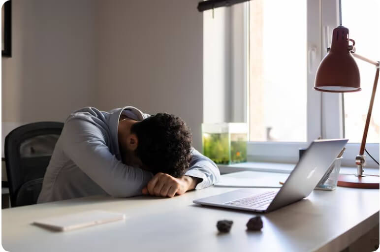 몸이 피곤해 지쳐 있는 직장인