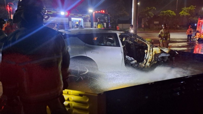 이동식 소화수조로 차를 물에 담그어 화재를 진화하는 모습