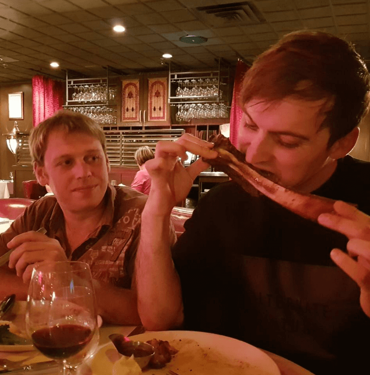 기욤 패트리가 고기를 먹는 장면