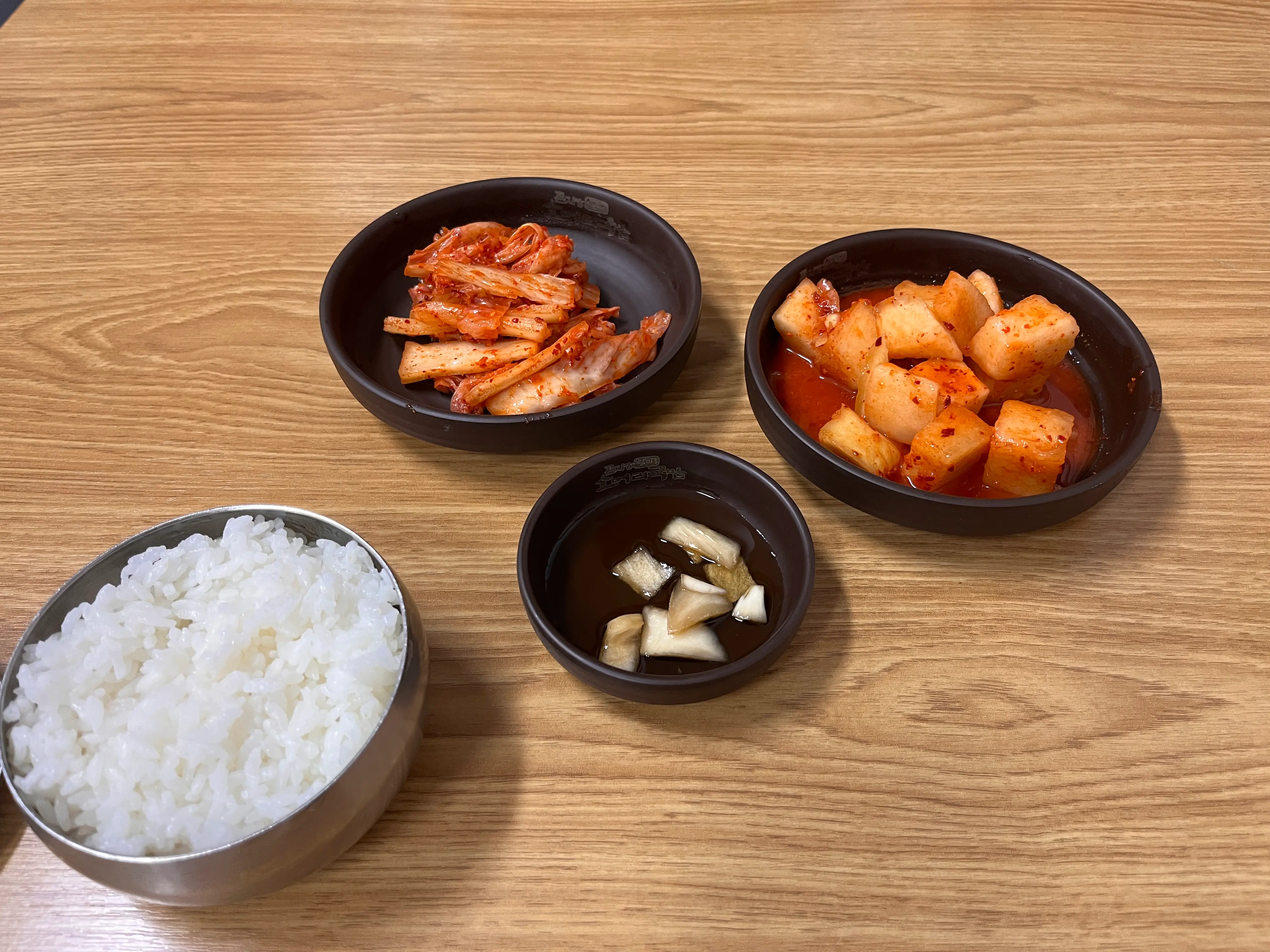 공기밥과 김치&amp;#44; 깍두기 사진