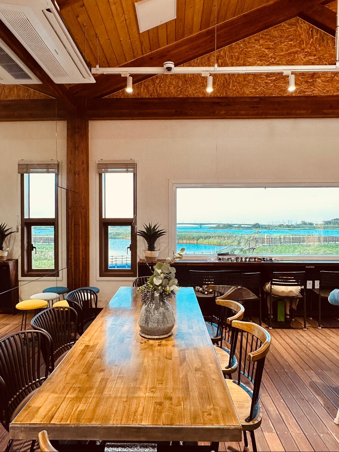 카페에서-시원한-음료를-마셨어요.