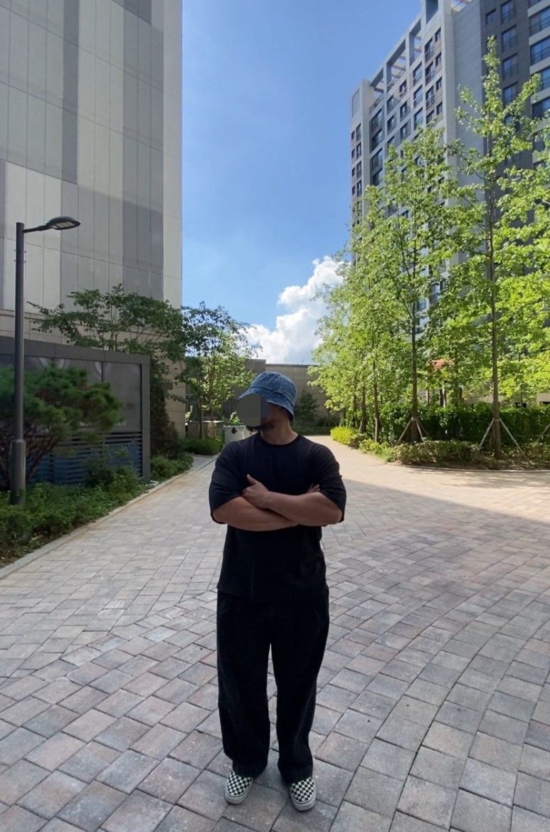 데일리룩(2025. 8. 22.)루오에스펙 오버핏 워싱 라인 빈티지 버킷햇, 어커버 오버사이즈 반팔 티셔츠, 무신사 무신사스탠다드 데님와이드 벌룬팬츠 블랙, 반스 체커보드 슬립온