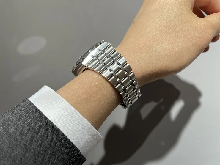 은은한 광을 자랑하는 시계줄