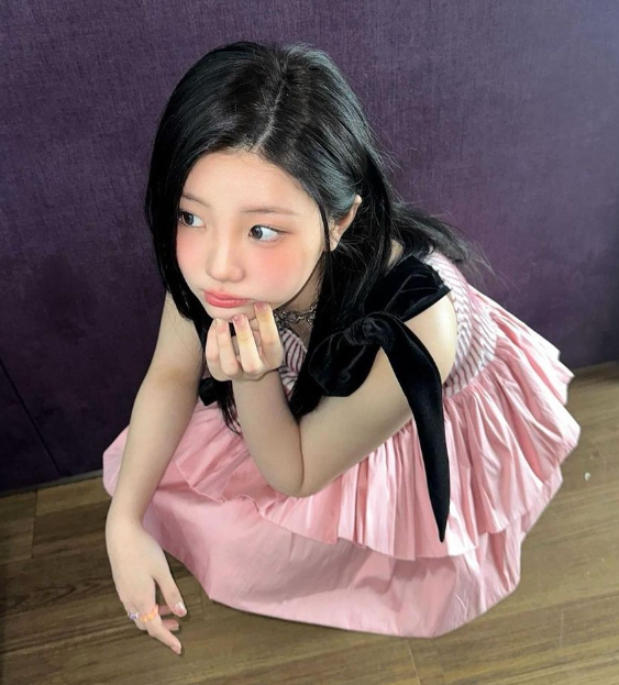 아일릿 원희 앉은 사진2