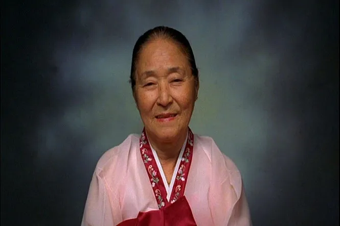 영화-8월의-크리스마스-고운-한복으로-갈아입고-영정사진을-찍으러- 다시-온-할머니