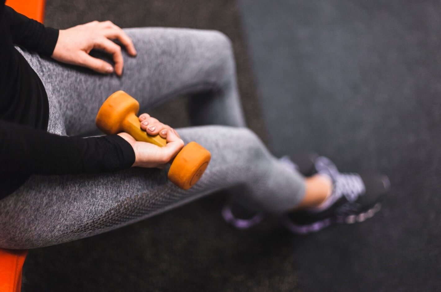 아령을 들고 있는 여성