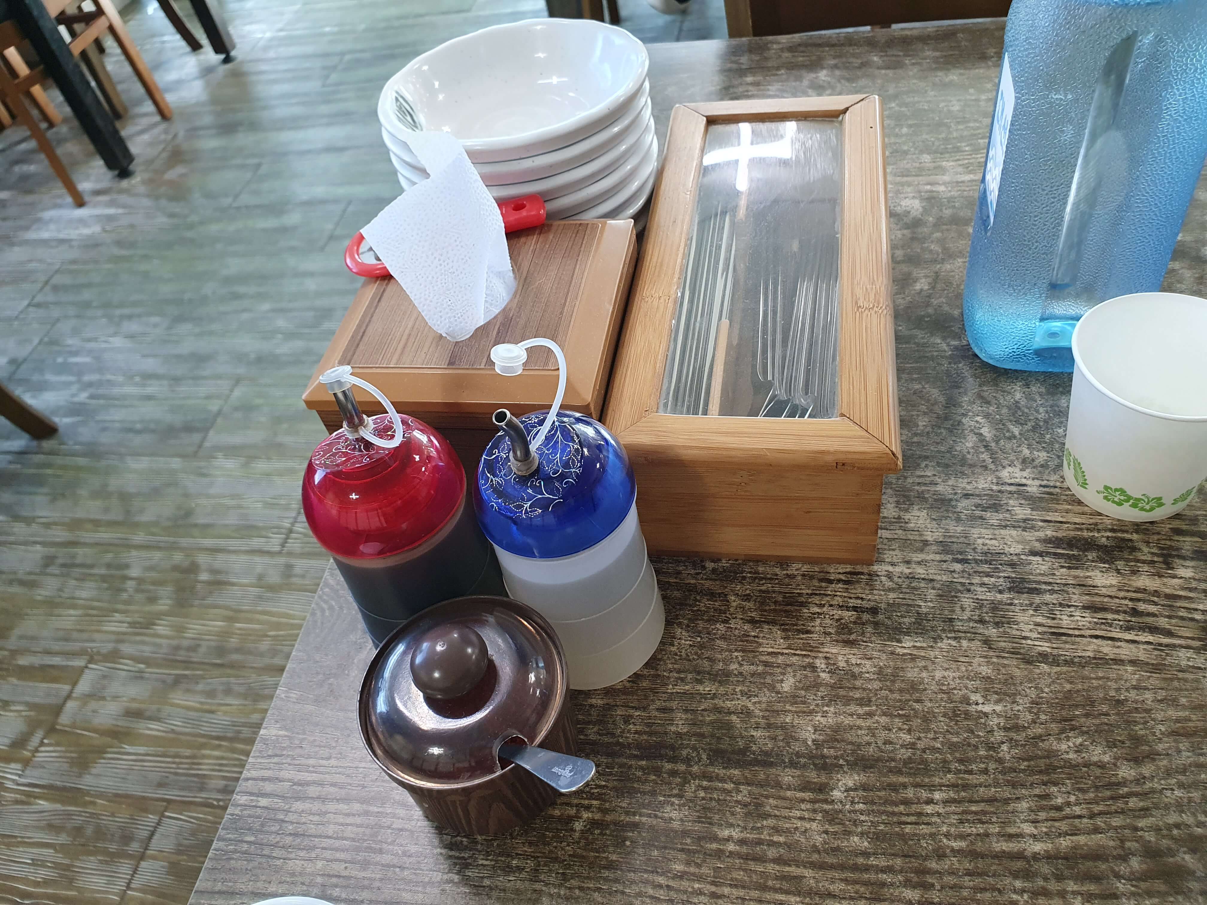 일광해수욕장 맛집 속시원한대구탕-간장, 식초, 고추가루, 휴지, 접시, 수저통