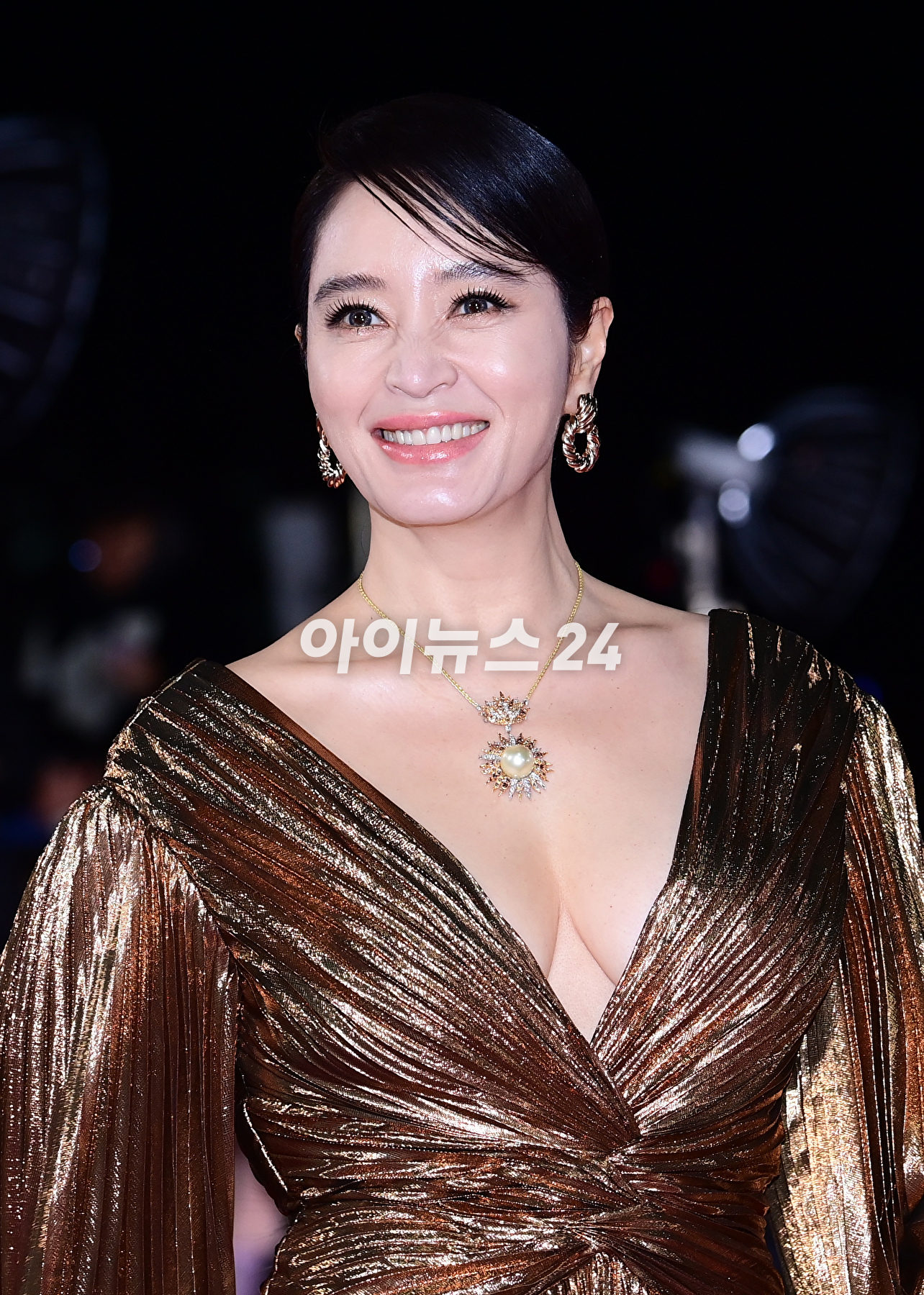 배우 김혜수가 24일 오후 서울 영등포구 여의도 KBS홀에서 진행된 제44회 청룡영화상 레드카펫 행사에 시상식 MC로 참석하고 있다. [사진=정소희 기자]