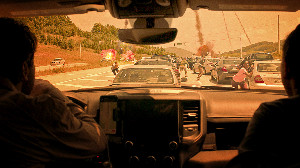 도로위로 떨어지는 혜성의 파편들을 차안에서 보고있는 존