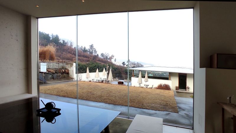 큰장으로 외부모습이 보이는 테이블