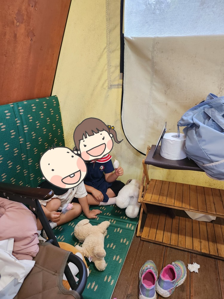 텐트에서 노는 아이들