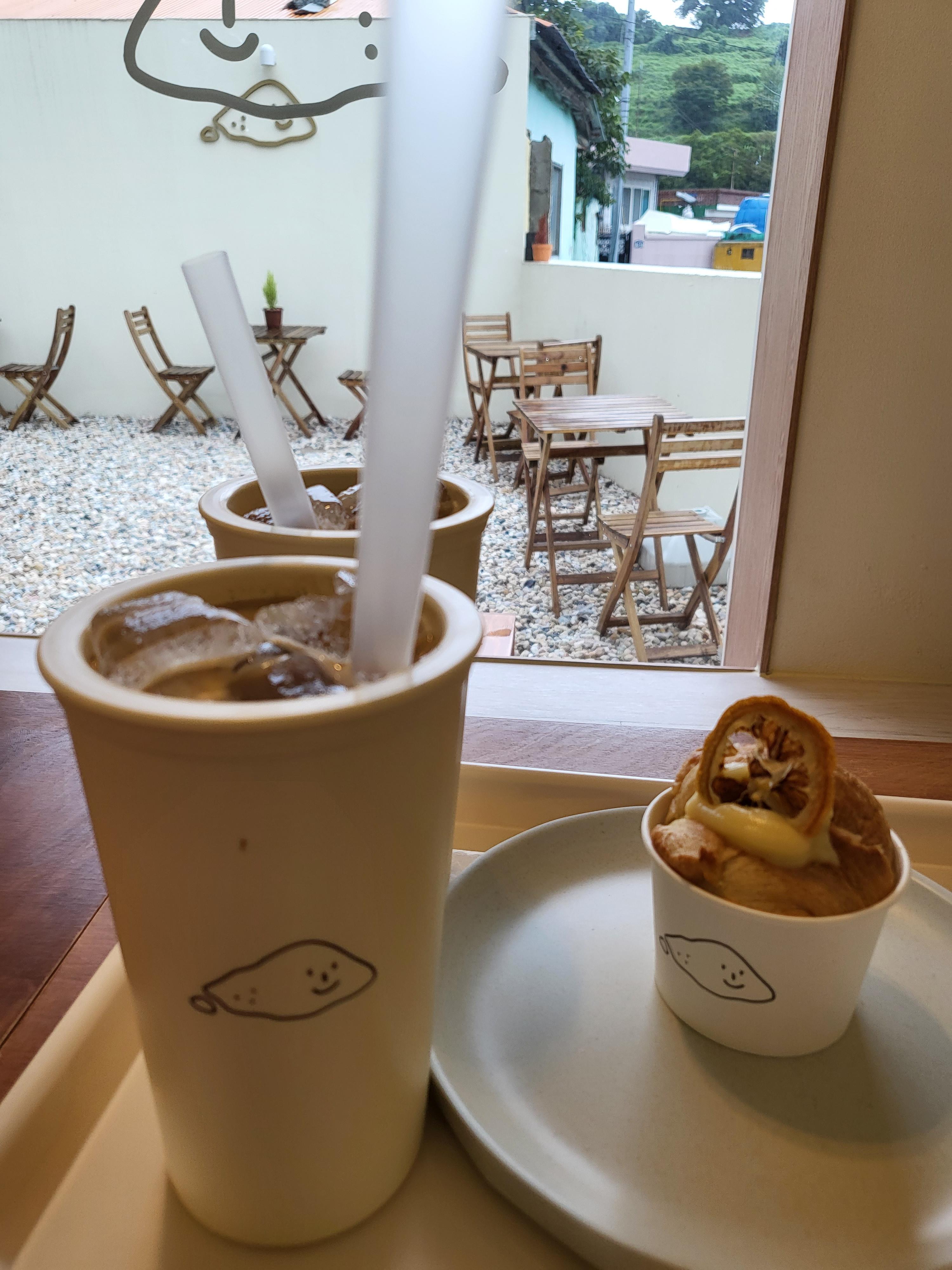 남해유자크로핀과 커피