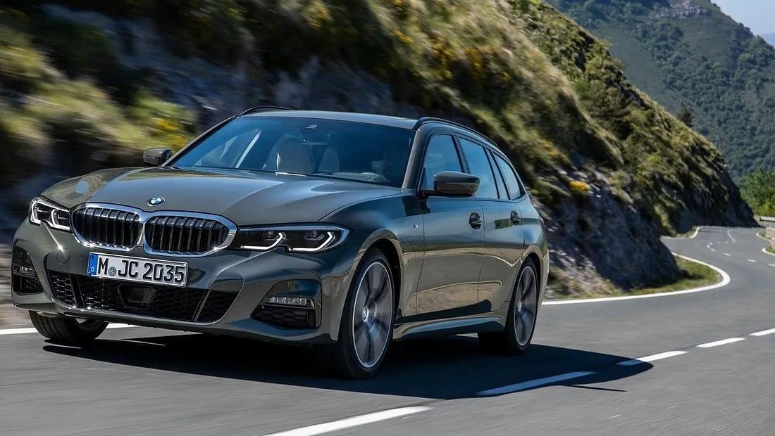 BMW 320i 3시리즈 투어링 가격 실구매가 모의견적 제원 옵션 카탈로그 외관 디자인 내부 색상 디자인 인테리어 편의사양 안전사양 총정리