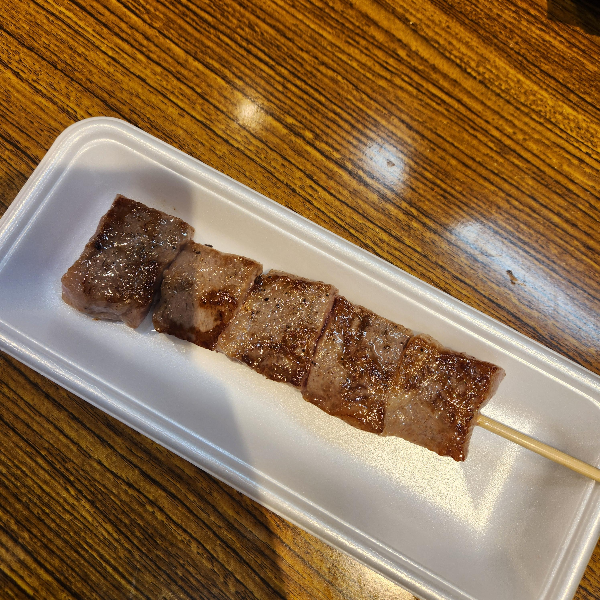 테이블 위에 와구 꼬치 구이가 올려져 있다.