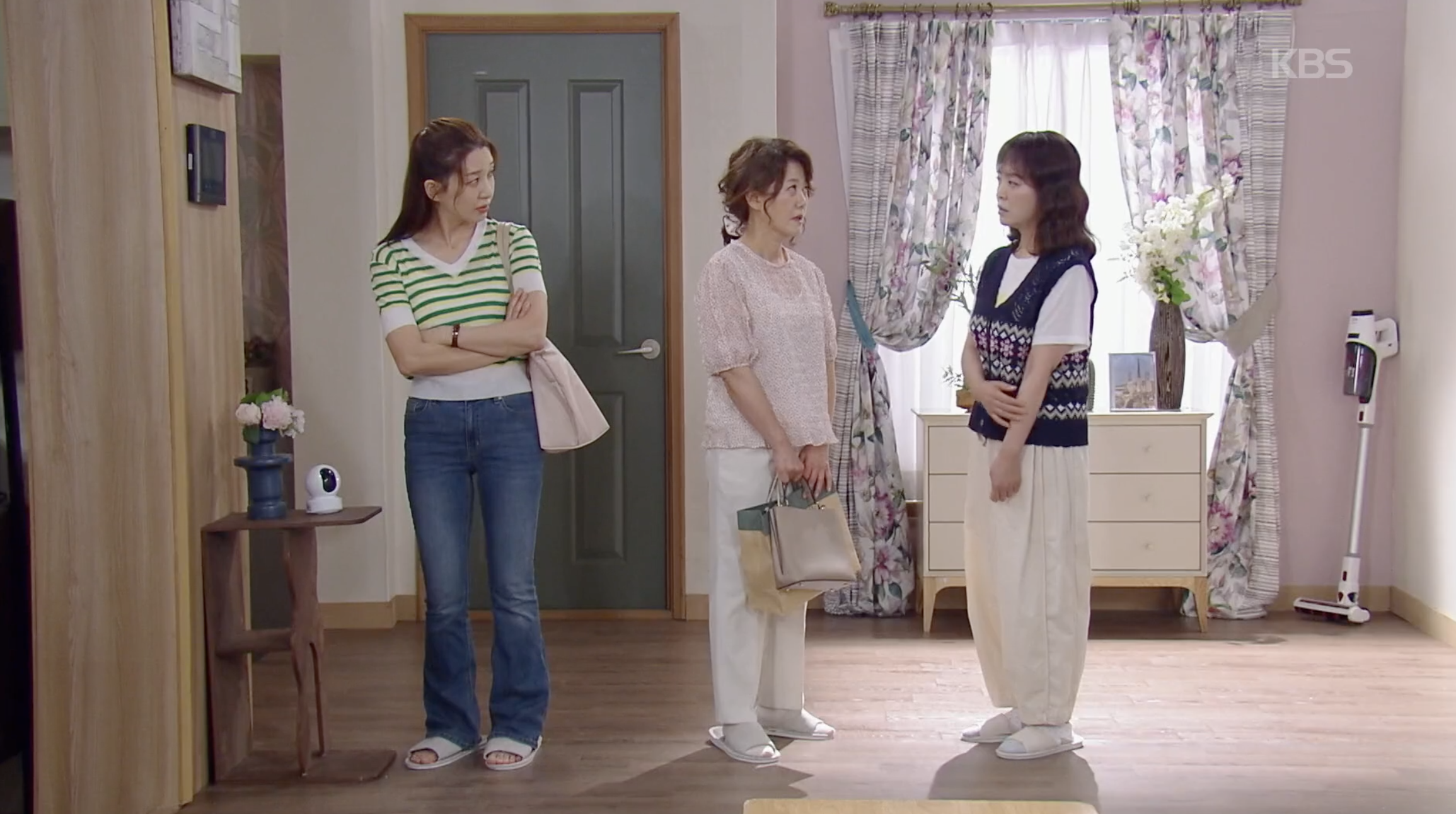 안연홍의 집에서 마주친 오영실과 이아현